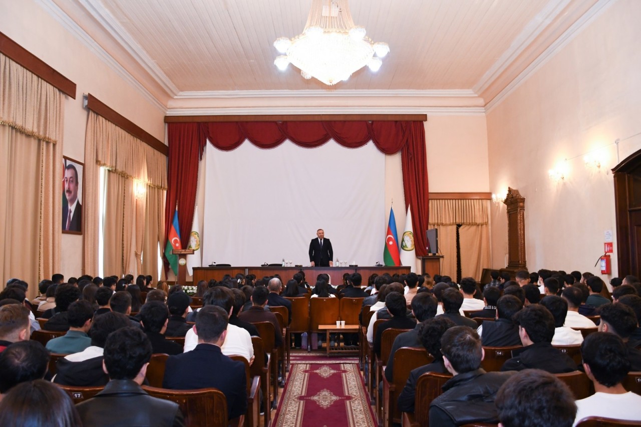 ADAU-nun rektoru I kurs tələbələrinin fikir və təkliflərini dinləyib - FOTOLAR